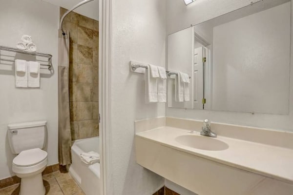 Foto van 1 kingsize bed | Rookvrij - Vakantiehuis in Clovis NM - BathRoom