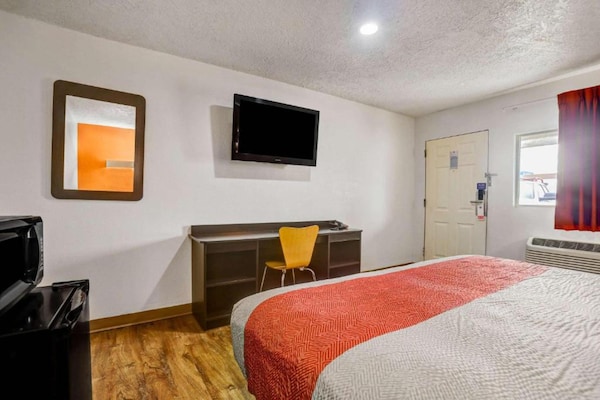Foto van 1 kingsize bed | Rookvrij - Vakantiehuis in Clovis NM - BedRoom