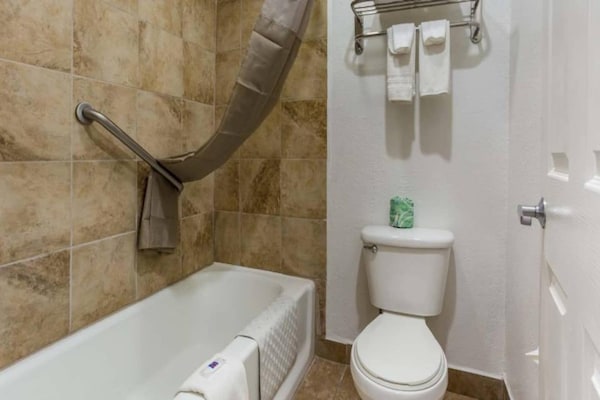 Foto van 1 kingsize bed | Rookvrij - Vakantiehuis in Clovis NM - BathRoom