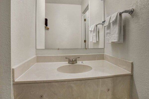 Foto van 1 kingsize bed | Rookvrij - Vakantiehuis in Clovis NM - BathRoom