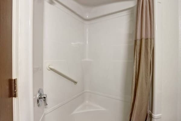 Foto van 1 tweepersoonsbed (queensize) | Rookvrij - Vakantiehuis in Benson - BathRoom