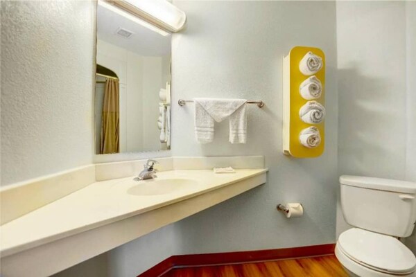 Foto van 1 tweepersoonsbed (queensize) | Rookvrij - Vakantiehuis in Benson - BathRoom