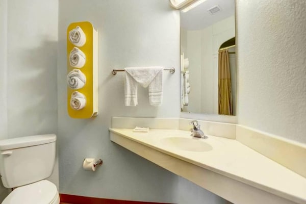 Foto van 1 tweepersoonsbed (queensize) | Rookvrij - Vakantiehuis in Benson - BathRoom