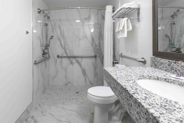 Foto van 1 tweepersoonsbed (queensize) | Rookvrij, Keuken - Vakantiehuis in Hickory - BathRoom