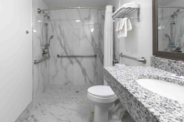 Foto van 1 kingsize bed | Roken toegestaan, Keuken - Vakantiehuis in Hickory - BathRoom