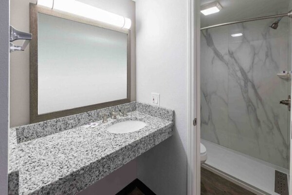 Foto van 1 kingsize bed | Rookvrij, Keuken - Vakantiehuis in Hickory - BathRoom