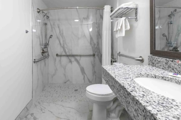 Foto van 1 kingsize bed | Rookvrij, Keuken - Vakantiehuis in Hickory - BathRoom