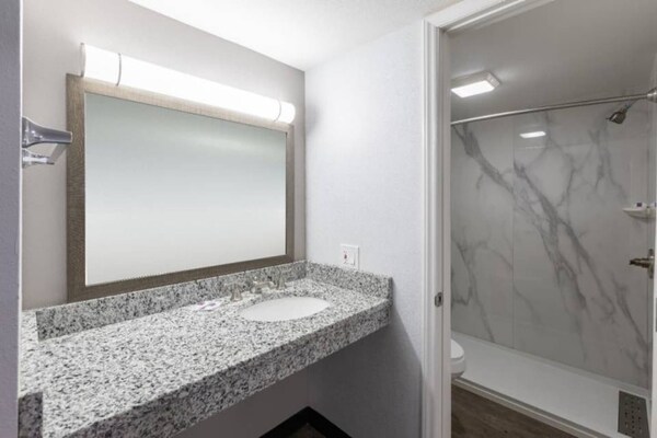 Foto van 1 kingsize bed | Rookvrij, Keuken - Vakantiehuis in Hickory - Facilities