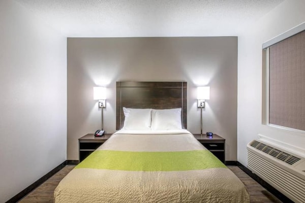 Foto van 1 tweepersoonsbed (queensize) | Deluxe, Keuken, Rook - BedRoom