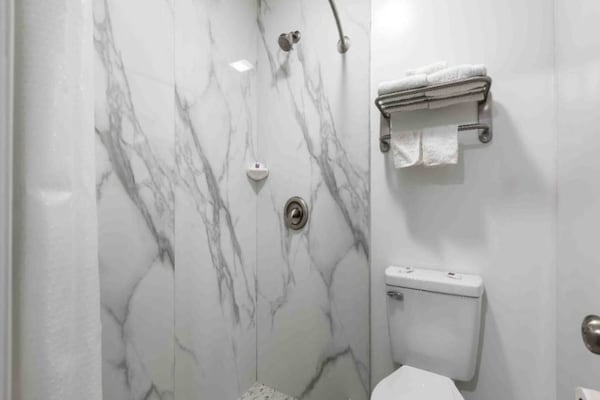Foto van 1 kingsize bed | Rookvrij, koelkast - Vakantiehuis in Hickory - BathRoom