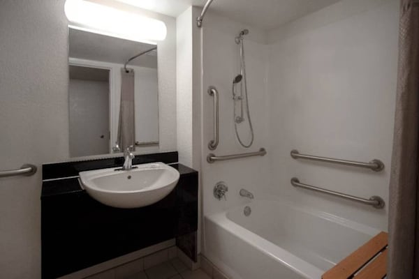 Foto van 1 kingsize bed | Micfridge - Vakantiehuis in MERRILLVILLE - BathRoom