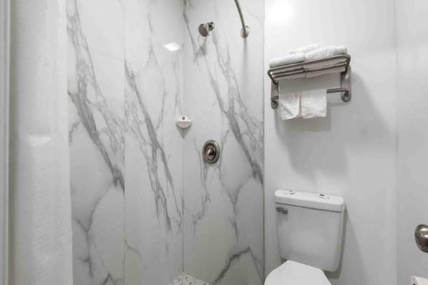 Foto van 1 tweepersoonsbed (queensize) | Roken toegestaan, Keuken - BathRoom