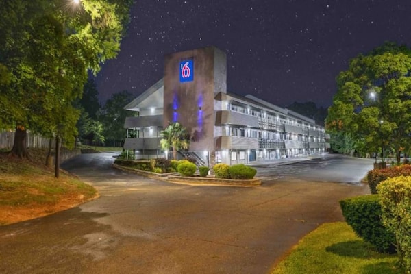 Foto van 1 kingsize bed | Niet-roken - Vakantiehuis in Charlotte NC - ExteriorSummer