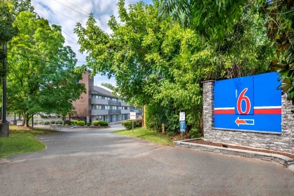 Foto van 1 kingsize bed | Niet-roken - Vakantiehuis in Charlotte NC - ExteriorSummer