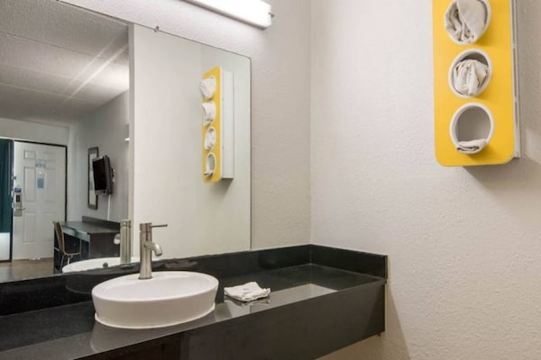 Foto van 1 kingsize bed | Rookvrij - Vakantiehuis in Macon - BathRoom