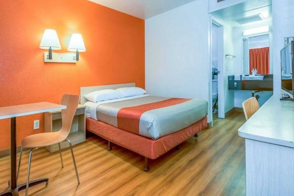Foto van 1 tweepersoonsbed (queensize) | Minikoelkast - Vakantiehuis in Corona CA - BedRoom