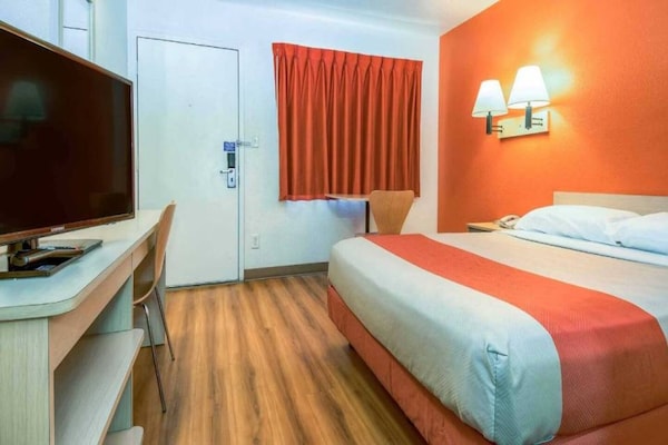 Foto van 1 tweepersoonsbed (queensize) | Minikoelkast - Vakantiehuis in Corona CA - BedRoom
