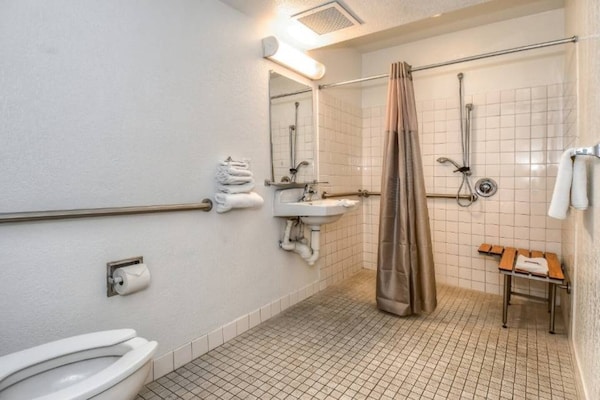 Foto van 1 tweepersoonsbed (queensize) | Minikoelkast - Vakantiehuis in Corona CA - Facilities