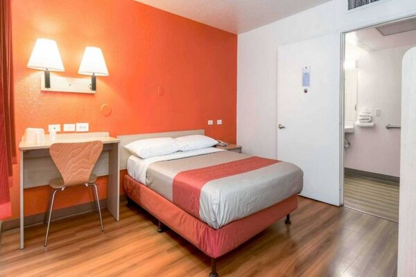 Foto van 1 tweepersoonsbed (queensize) | Minikoelkast - Vakantiehuis in Corona CA - BedRoom