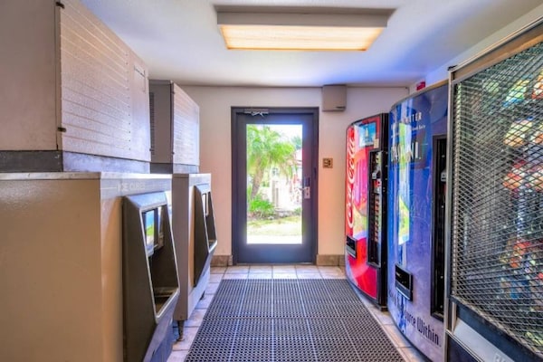 Foto van 1 tweepersoonsbed (queensize) | Minikoelkast - Vakantiehuis in Corona CA - FloorPlan
