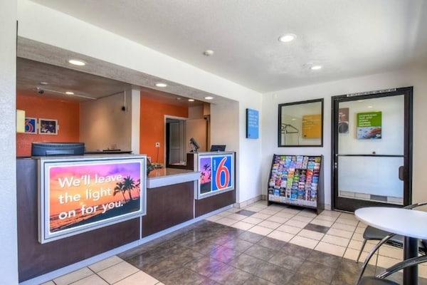 Foto van 1 tweepersoonsbed (queensize) | Minikoelkast - Vakantiehuis in Corona CA - FloorPlan