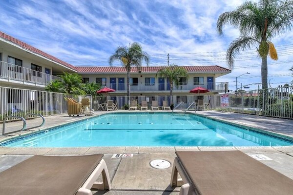 Foto van 1 tweepersoonsbed (queensize) | Minikoelkast - Vakantiehuis in Corona CA - Pool
