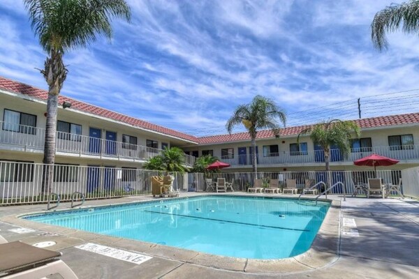 Foto van 1 tweepersoonsbed (queensize) | Minikoelkast - Vakantiehuis in Corona CA - Pool