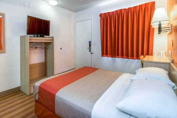 Foto van 1 tweepersoonsbed (queensize) | Minikoelkast - Vakantiehuis in Corona CA - BedRoom