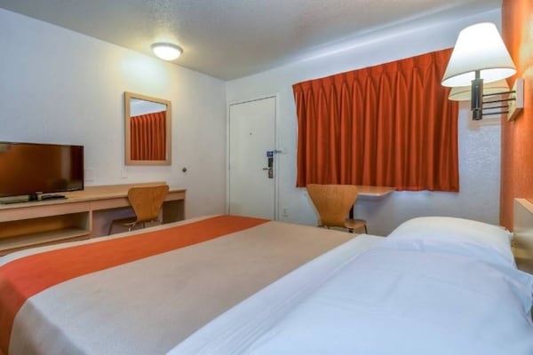 Foto van 1 tweepersoonsbed (queensize) | Minikoelkast - Vakantiehuis in Corona CA - BedRoom