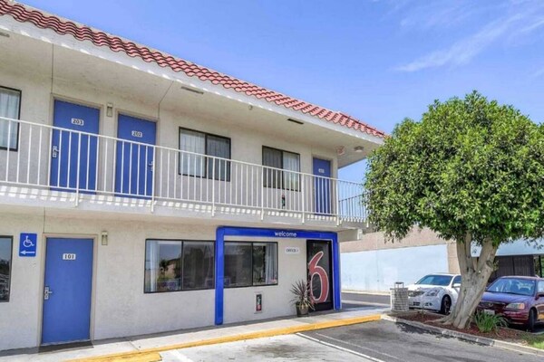 Foto van 1 tweepersoonsbed (queensize) | Minikoelkast - Vakantiehuis in Corona CA - ExteriorSummer