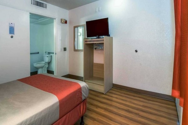 Foto van 1 tweepersoonsbed (queensize) | Minikoelkast - Vakantiehuis in Corona CA - BedRoom