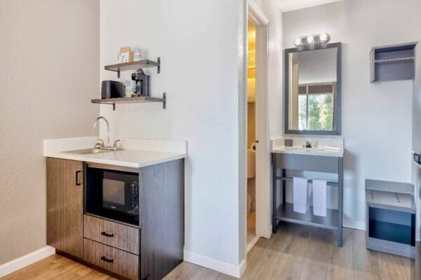Foto van 1 tweepersoonsbed (queensize) | Rookvrij, Keuken - Vakantiehuis in Effingham - Kitchen