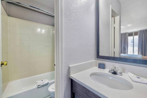 Foto van 1 tweepersoonsbed (queensize) | Rookvrij, Keuken - Vakantiehuis in Effingham - BathRoom