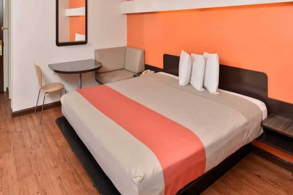 Foto van 1 kingsize bed | Roken toegestaan - Vakantiehuis in RICHBURG - BedRoom