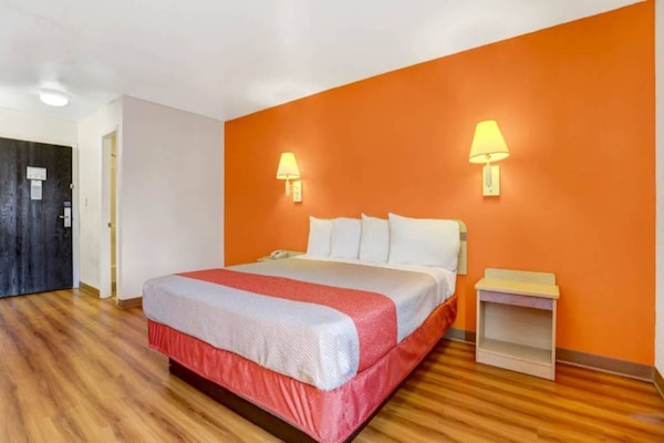 Foto van 1 kingsize bed | Rookvrij, koelkast - Vakantiehuis in Española - BedRoom