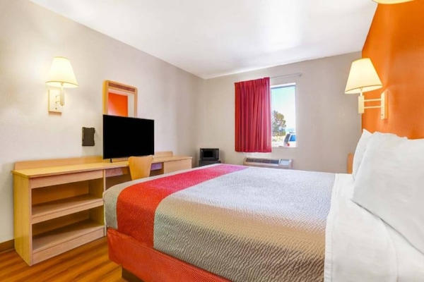 Foto van 1 kingsize bed | Rookvrij, koelkast - Vakantiehuis in Española - BedRoom