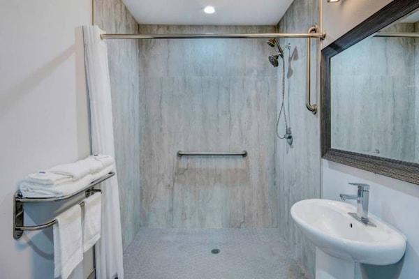 Foto van 1 kingsize bed | Rookvrij - Vakantiehuis in Aransas Pass - BathRoom