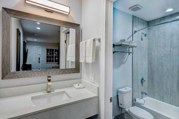 Foto van 1 kingsize bed | Rookvrij - Vakantiehuis in Aransas Pass - BathRoom