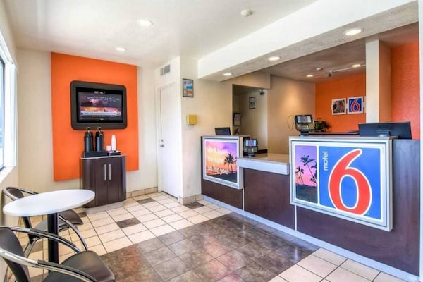 Foto van 1 tweepersoonsbed (queensize) | Rookvrij - Vakantiehuis in Corona CA - FloorPlan