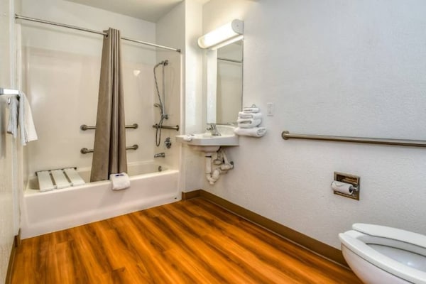 Foto van 1 tweepersoonsbed | Douche conform ADA/RI-normen - Vakantiehuis in Corona CA - Facilities