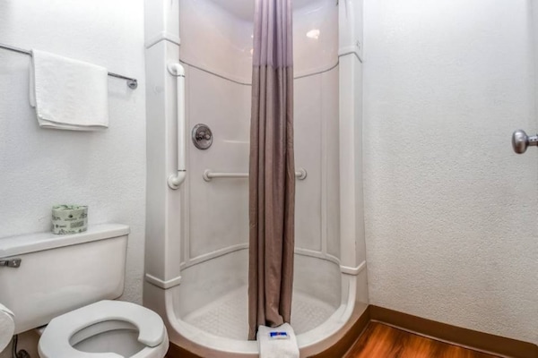 Foto van 1 tweepersoonsbed | Douche conform ADA/RI-normen - Vakantiehuis in Corona CA - Facilities