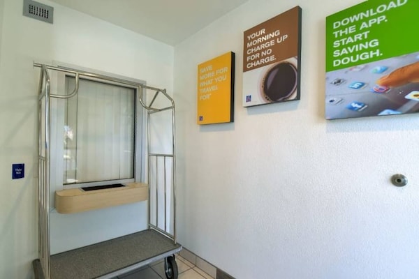 Foto van 1 tweepersoonsbed | Douche conform ADA/RI-normen - Vakantiehuis in Corona CA - FloorPlan