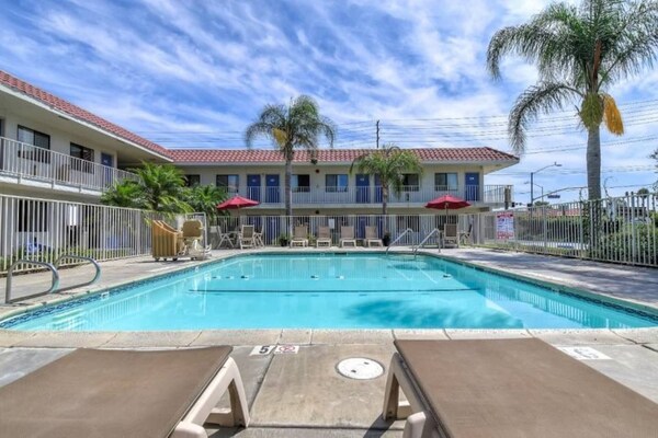 Foto van 1 tweepersoonsbed | Douche conform ADA/RI-normen - Vakantiehuis in Corona CA - Pool