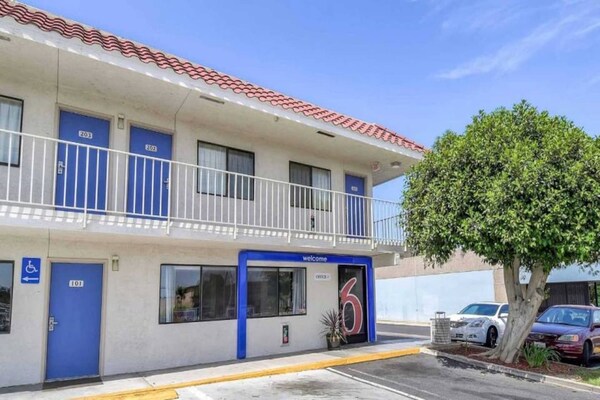 Foto van 1 tweepersoonsbed | Douche conform ADA/RI-normen - Vakantiehuis in Corona CA - ExteriorSummer