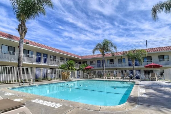 Foto van 1 tweepersoonsbed | Douche conform ADA/RI-normen - Vakantiehuis in Corona CA - Pool