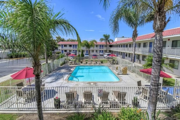 Foto van 1 tweepersoonsbed | Douche conform ADA/RI-normen - Vakantiehuis in Corona CA - Pool