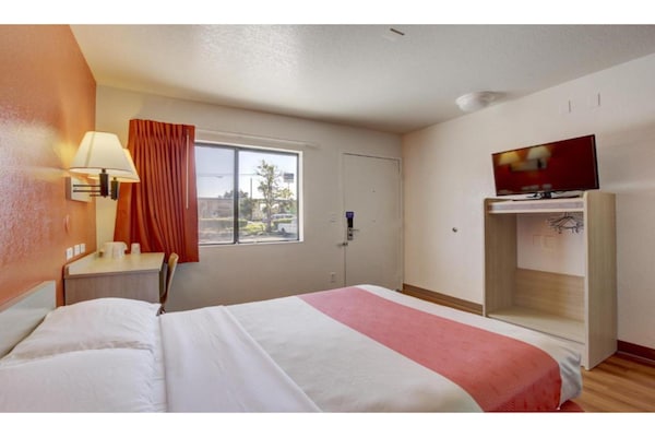 Foto van 1 tweepersoonsbed | Douche conform ADA/RI-normen - Vakantiehuis in Corona CA - BedRoom