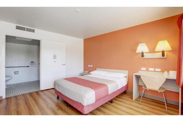 Foto van 1 tweepersoonsbed | Douche conform ADA/RI-normen - Vakantiehuis in Corona CA - BedRoom