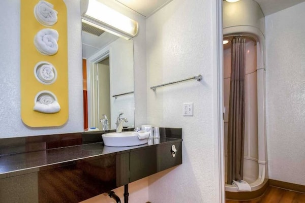 Foto van 1 tweepersoonsbed | Douche conform ADA/RI-normen - Vakantiehuis in Corona CA - BathRoom