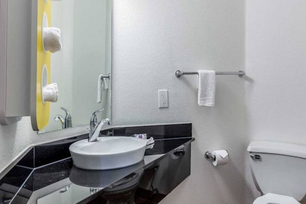 Foto van 1 tweepersoonsbed (queensize) | Niet-roken, koelkast (Micfridge) - BathRoom